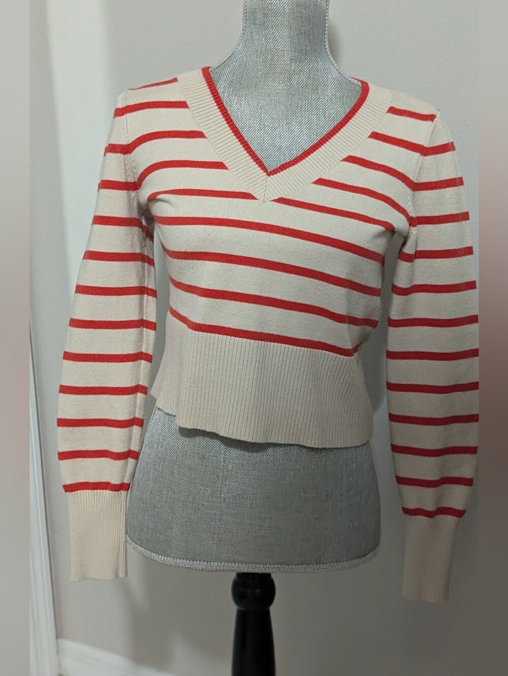 Marled Striped V-Neck Crop Sweater in Cream and Rust